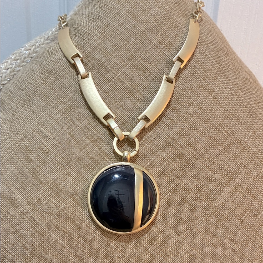 ( nwot ) Chico’s Navy & Gold Short Necklace